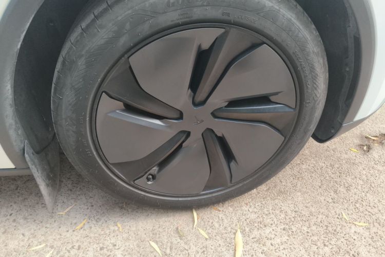 Tesla Model Y 2025 #6 Tesla Model Y 2025 car image #6