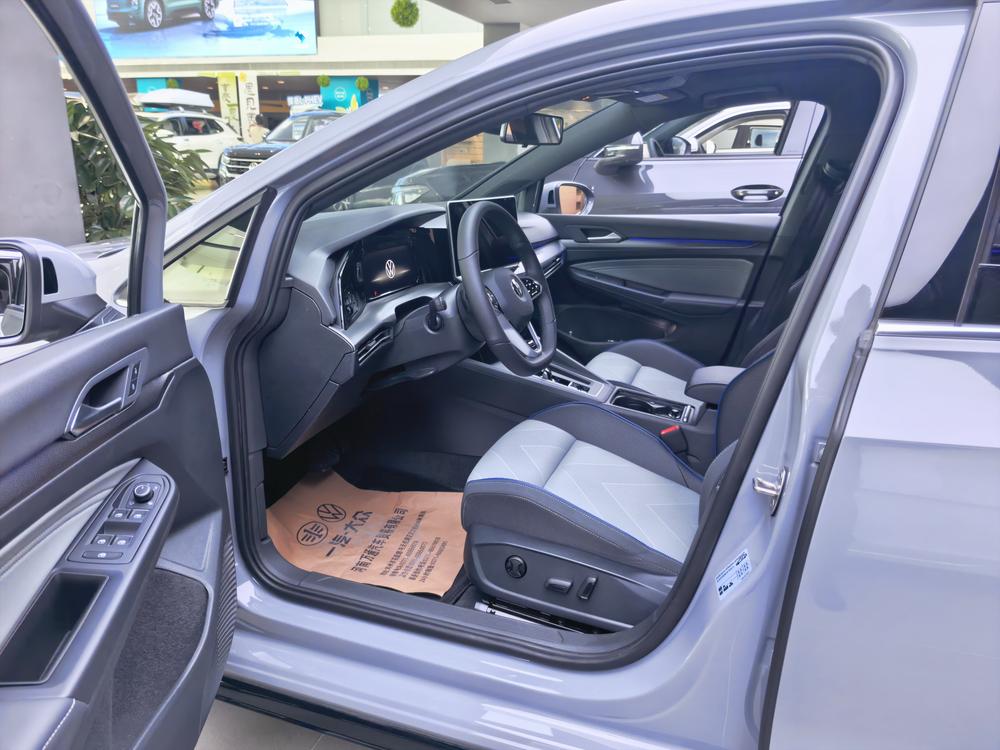 Volkswagen Golf 2026 car image #15