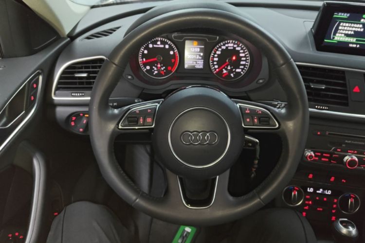 Audi Q3 2018 car image #11