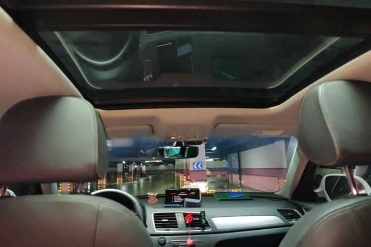 Audi Q3 2019 car image #16