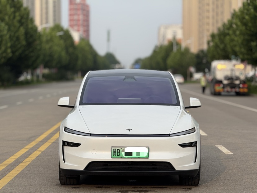 Tesla Model Y 2025 #2 Tesla Model Y 2025 car image #2
