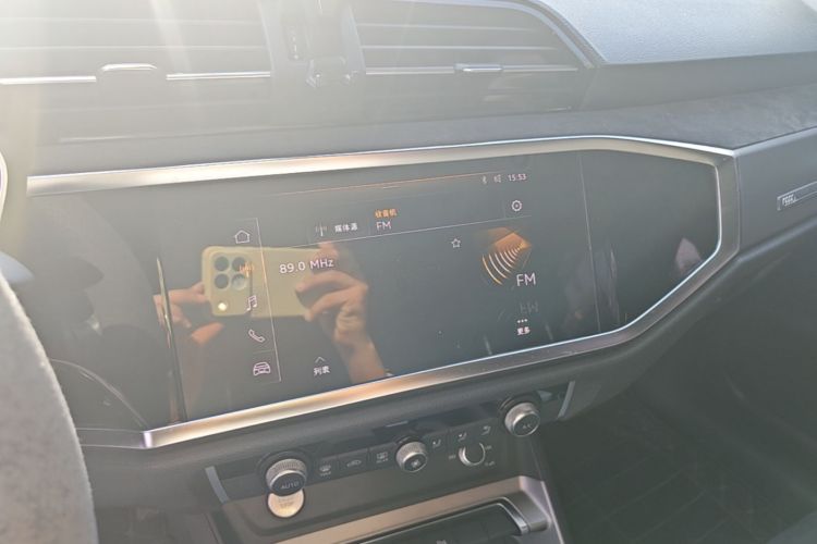 Audi Q3 2019 car image #17