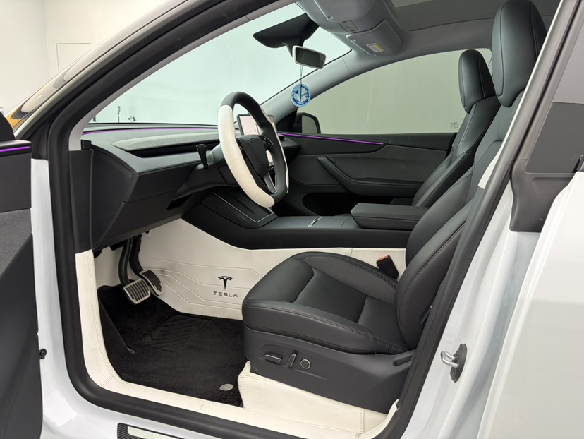 Tesla Model Y 2025 #5 Tesla Model Y 2025 car image #5