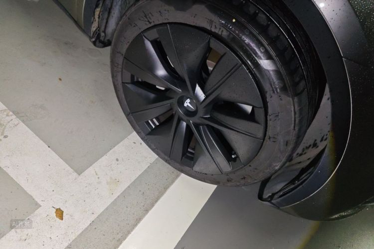 Tesla Model Y 2023 car image #9