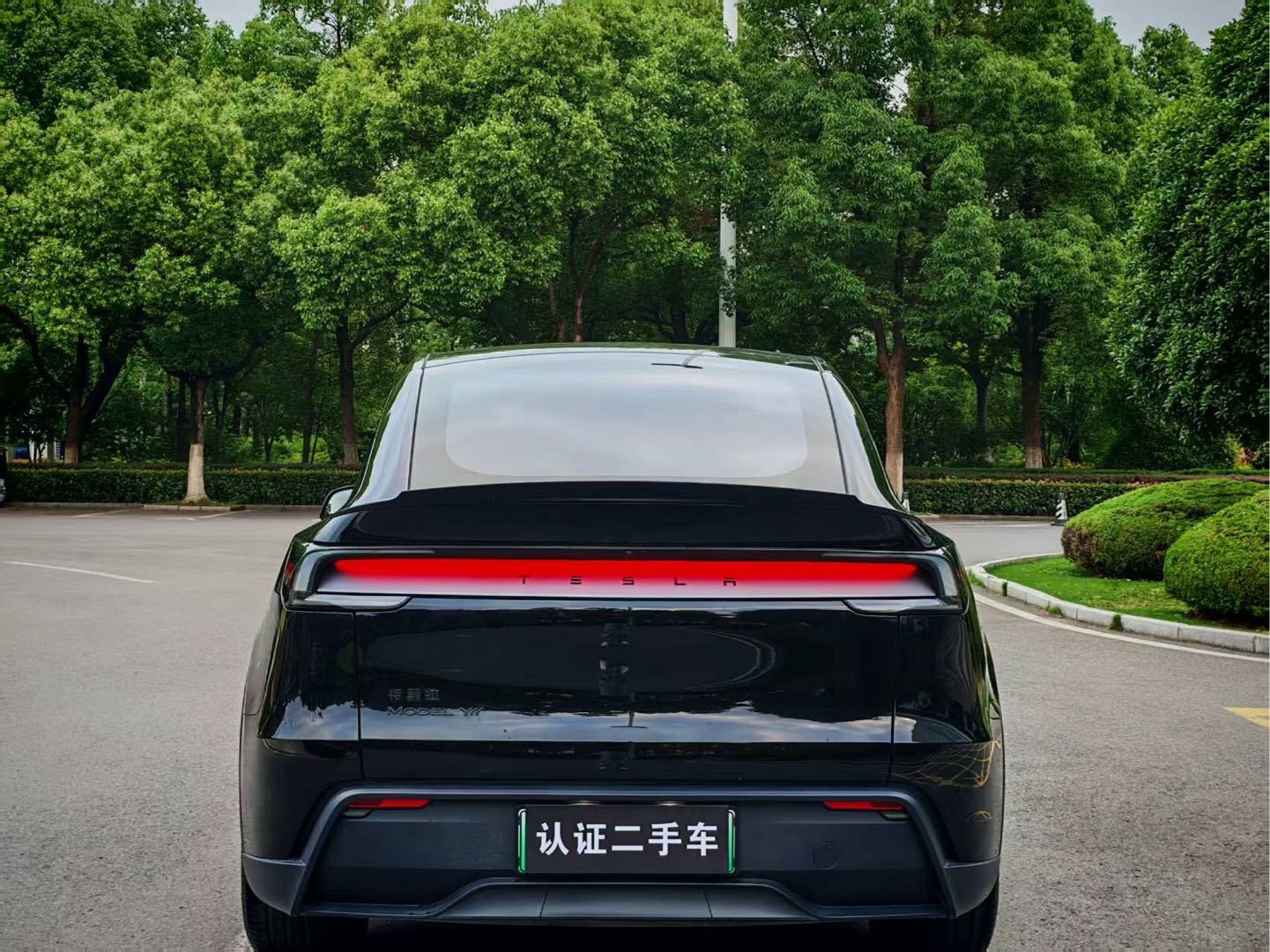 Tesla Model Y L 2025 #10 Tesla Model Y L 2025 car image #10