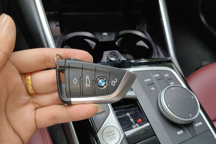 BMW 3 Series 2024 car image #9