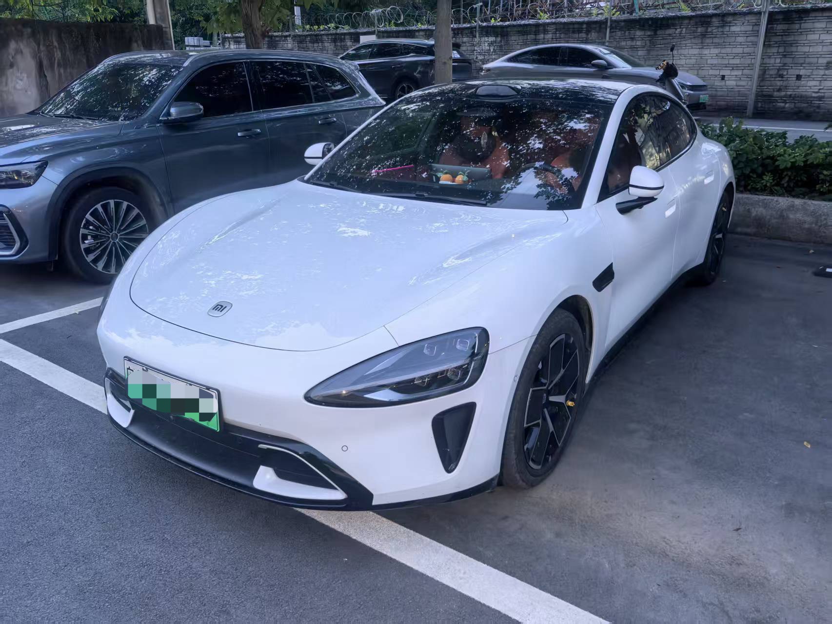 MI SU7 2024 immagine di auto 