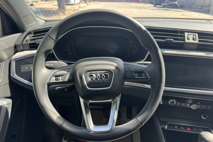 Audi Q3 2024 car image #11