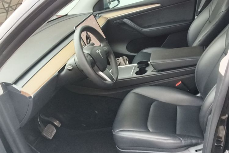 Tesla Model Y 2021 immagine di auto #15