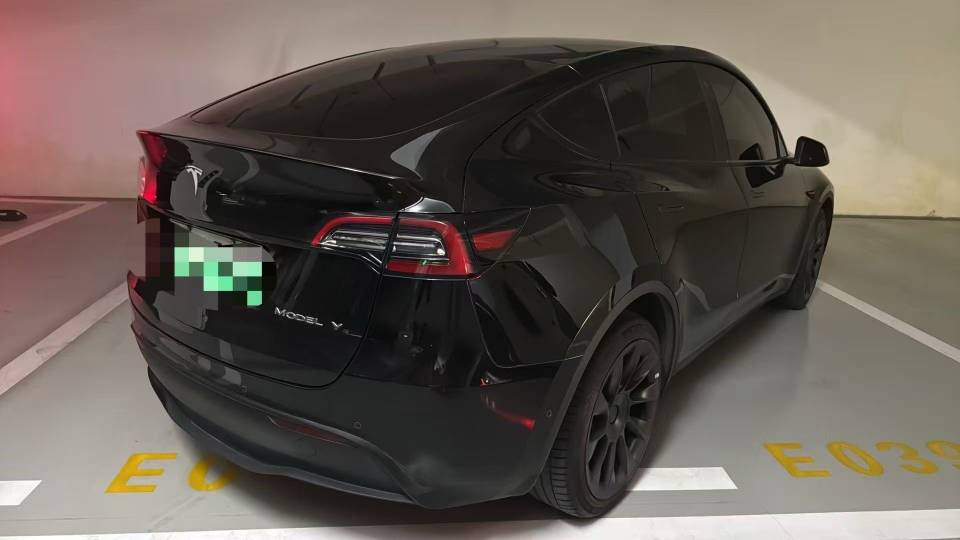Tesla Model Y 2023 #4 Tesla Model Y 2023 car image #4