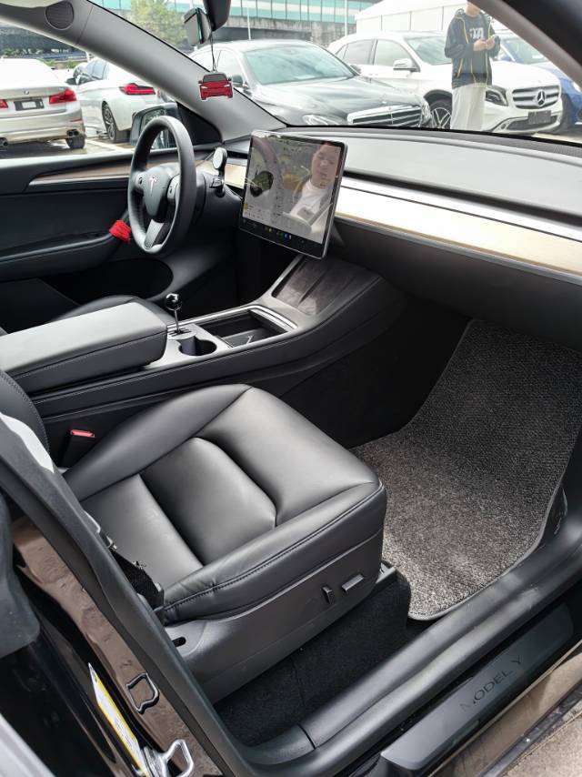 Tesla Model Y 2021 car image #7