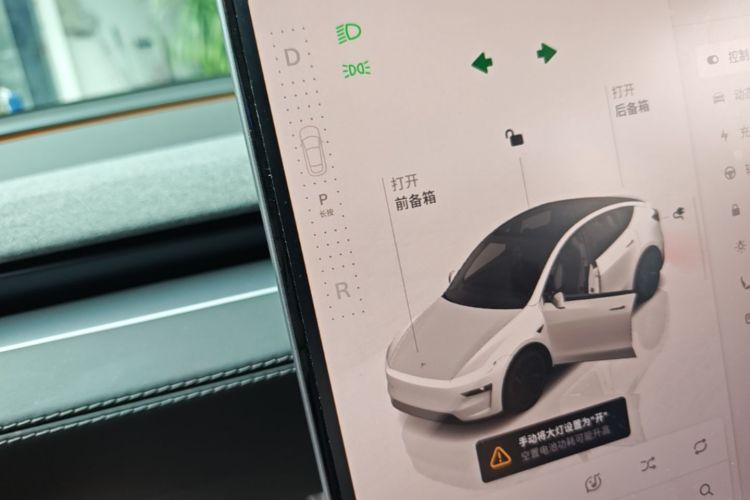 Tesla Model Y 2025 #14 Tesla Model Y 2025 car image #14