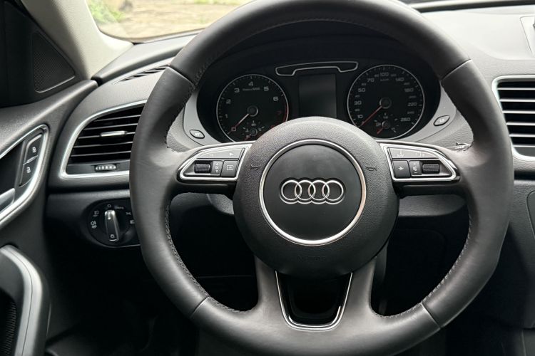Audi Q3 2016 car image #12