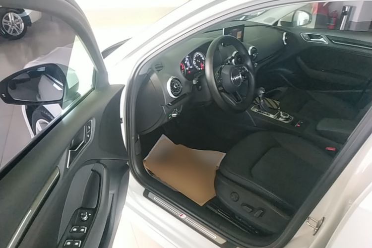 Audi A3 2018 car image #16