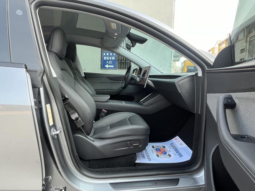 Tesla Model Y 2025 car image #14