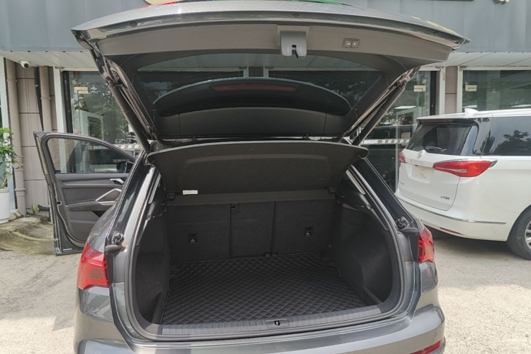 Audi Q3 2021 car image #19
