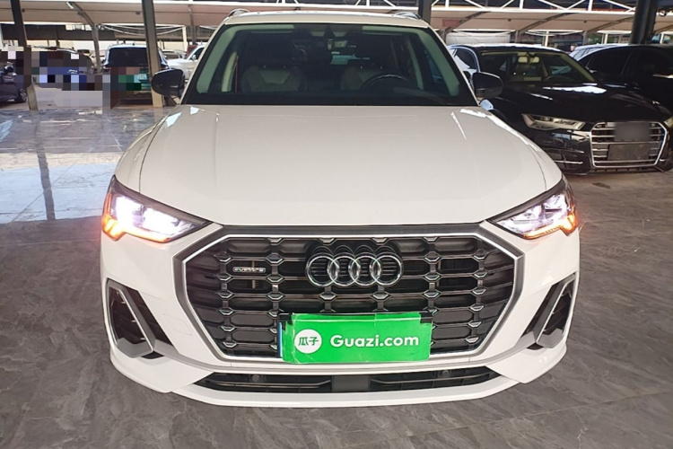 Audi Q3 2023 car image #3