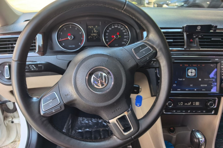 Volkswagen Santana 2015 car image #10