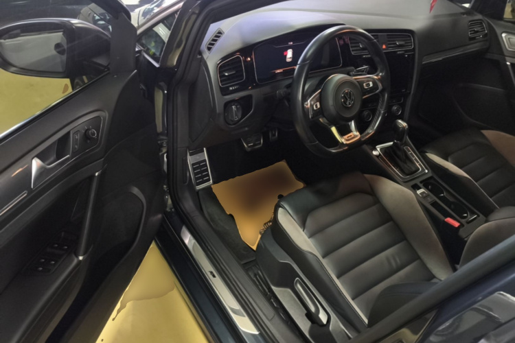 Volkswagen Golf 2020 car image #16