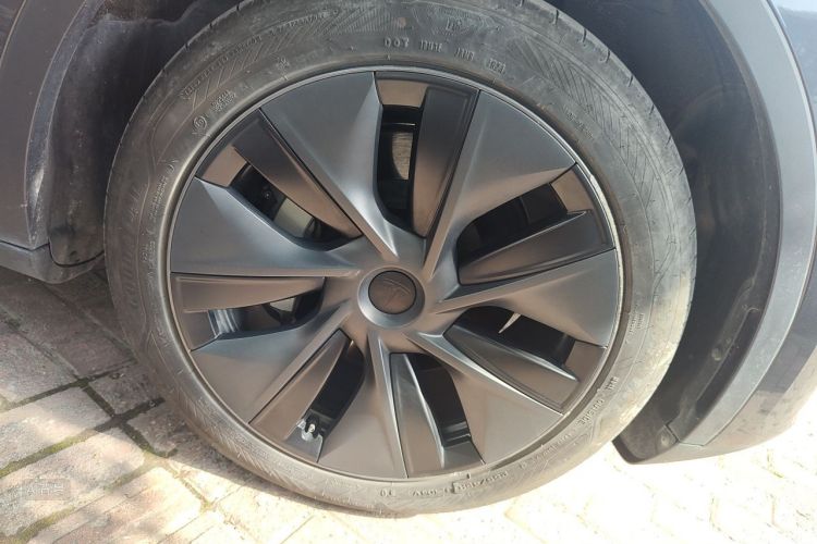 Tesla Model Y 2024 car image #9