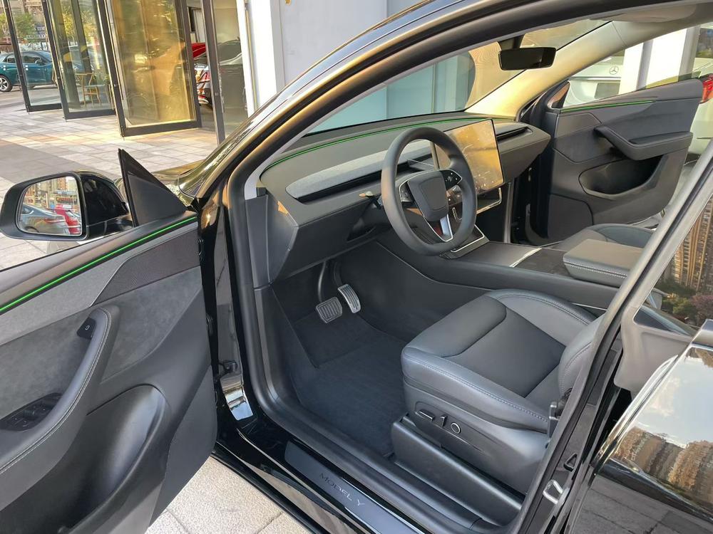 Tesla Model Y 2025 #15 Tesla Model Y 2025 car image #15