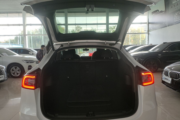 Tesla Model Y 2021 #19 Tesla Model Y 2021 car image #19
