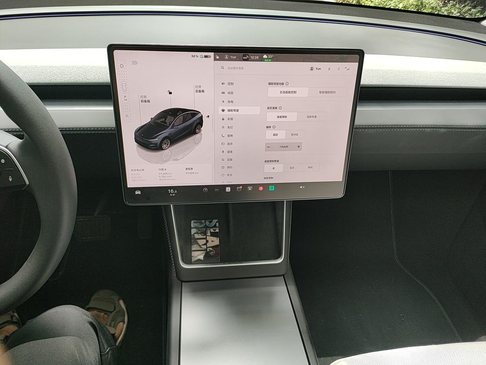 Tesla Model Y 2025 #14 Tesla Model Y 2025 car image #14