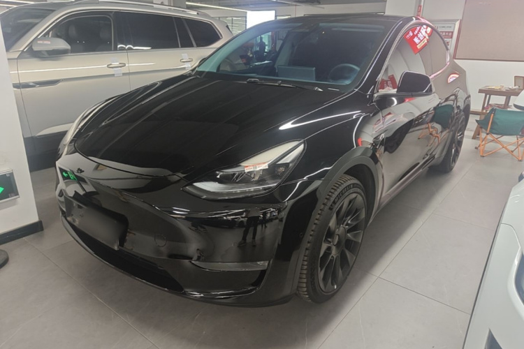 Tesla Model Y 2023 car image #2