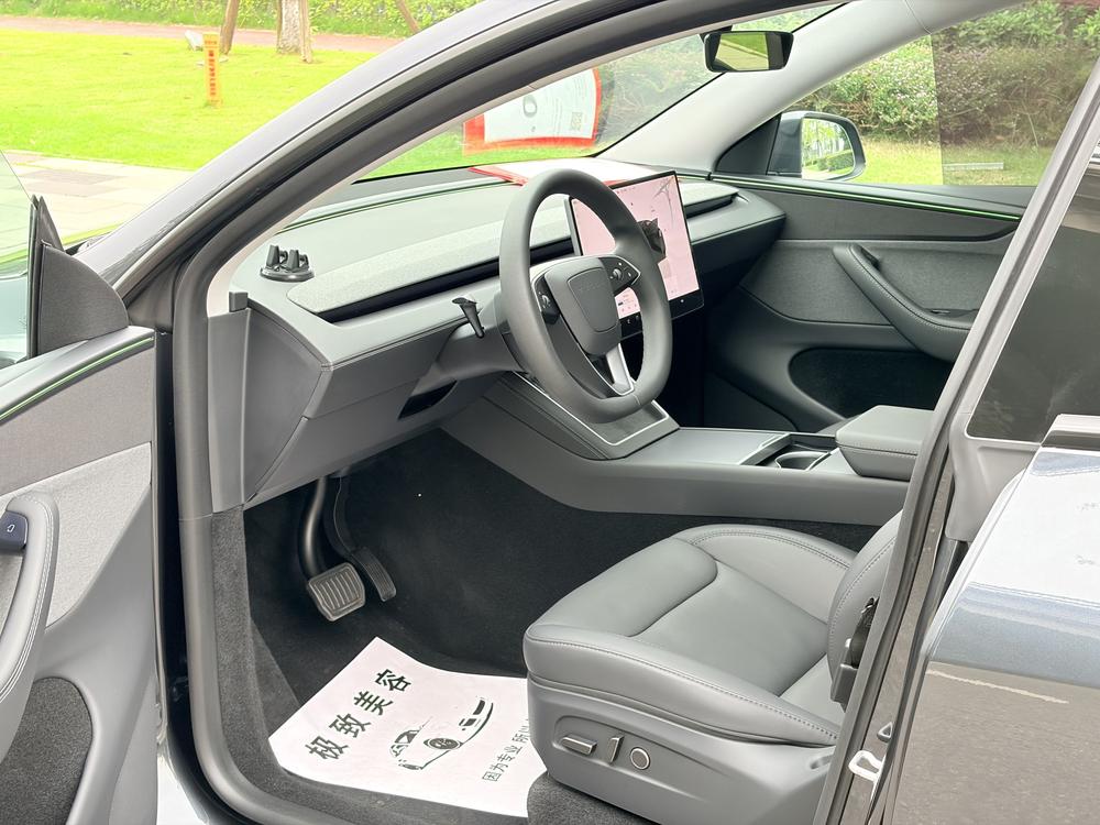 Tesla Model Y 2025 #11 Tesla Model Y 2025 car image #11