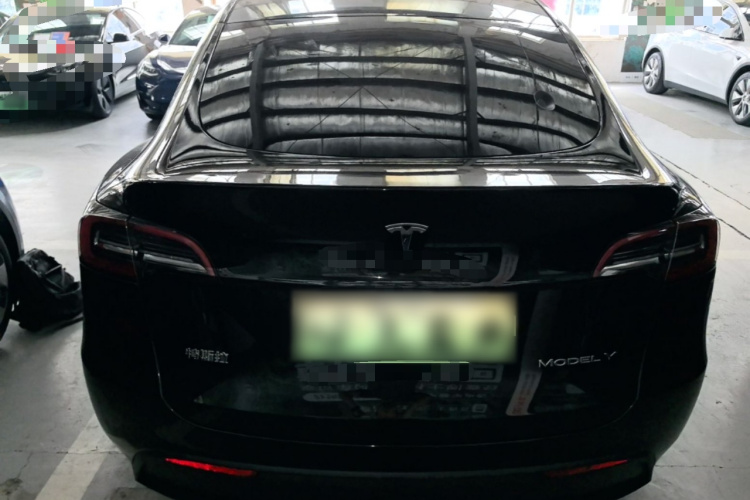 Tesla Model Y 2023 صورة سيارة #4