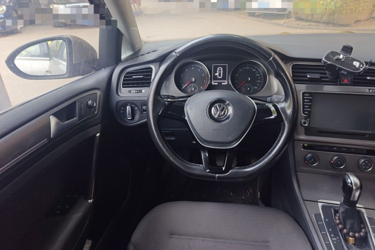 Volkswagen Golf 2017 car image #15