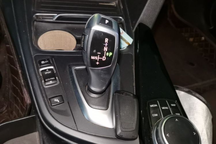 BMW 3 Series 2019 car image #14