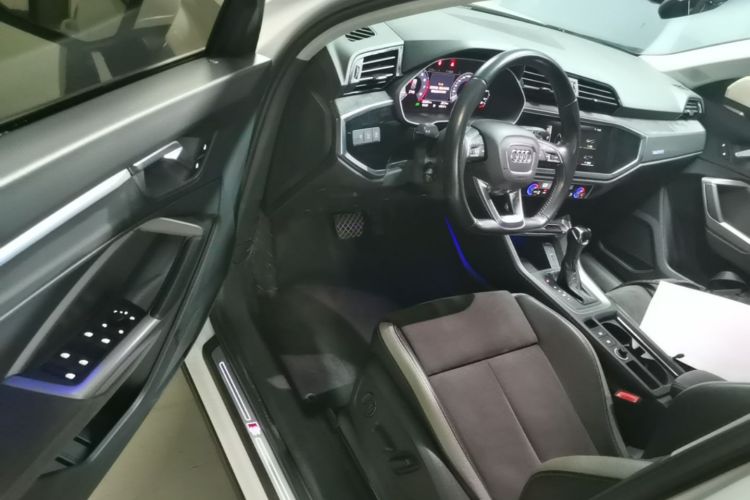 Audi Q3 2020 car image #18