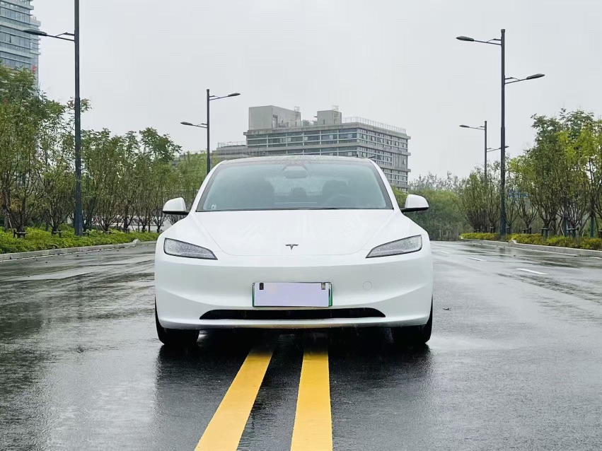 Tesla Model 3 2026 car image #2