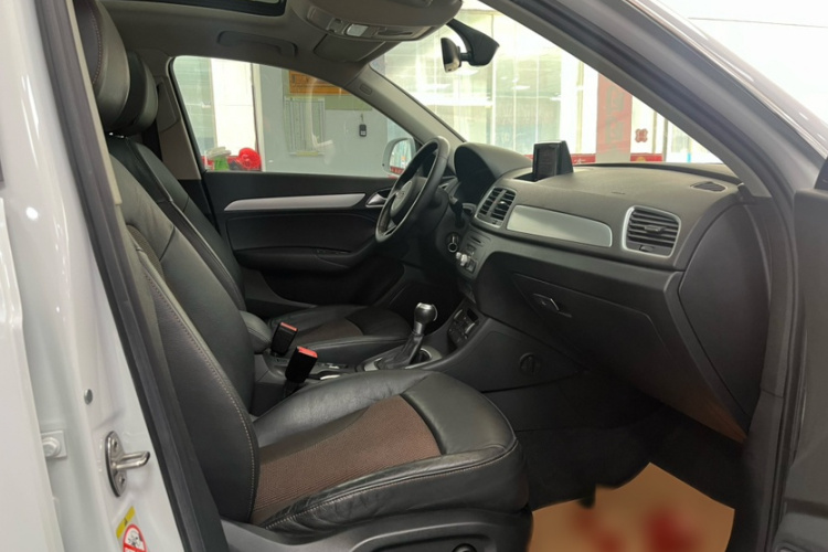 Audi Q3 2019 car image #15