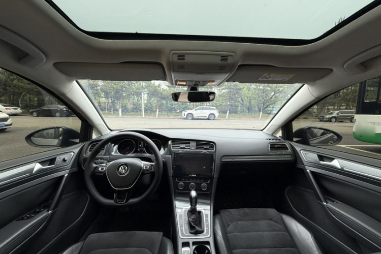 Volkswagen Golf 2018 car image #13