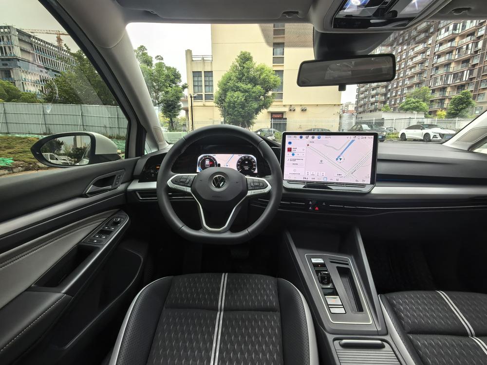 Volkswagen Golf 2025 car image #17