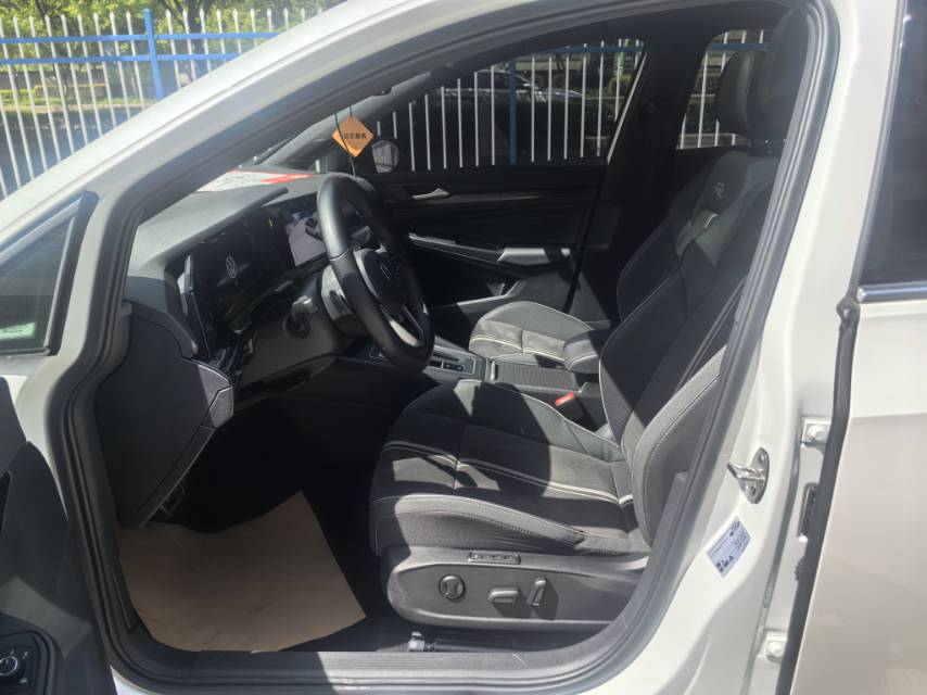 Volkswagen Golf 2023 car image #4