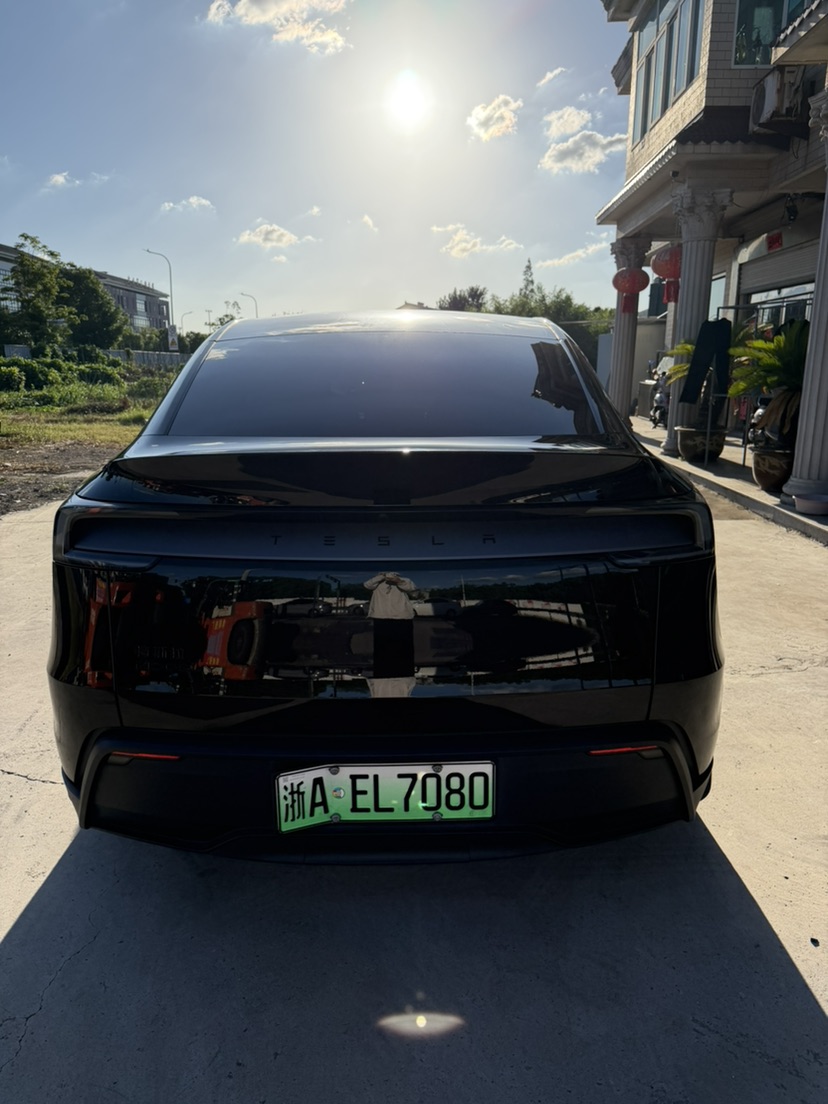 Tesla Model Y 2025 #4 Tesla Model Y 2025 car image #4