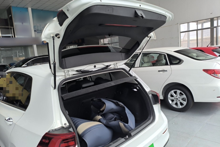 Volkswagen Golf 2023 car image #21