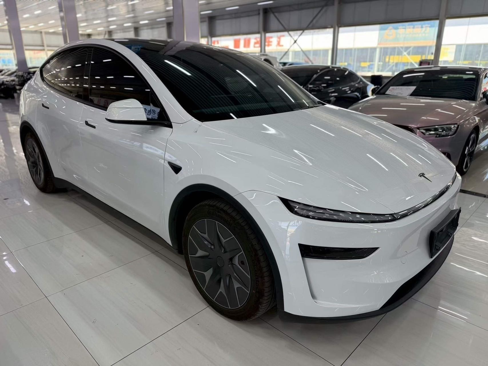 Tesla Model Y L 2025 car image #3