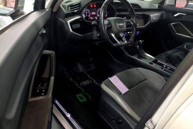 Audi Q3 2021 car image #16