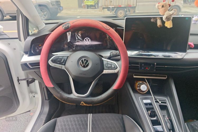 Volkswagen Golf 2025 car image #12