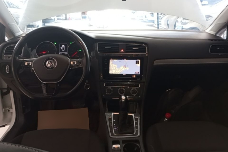 Volkswagen Golf 2020 car image #10