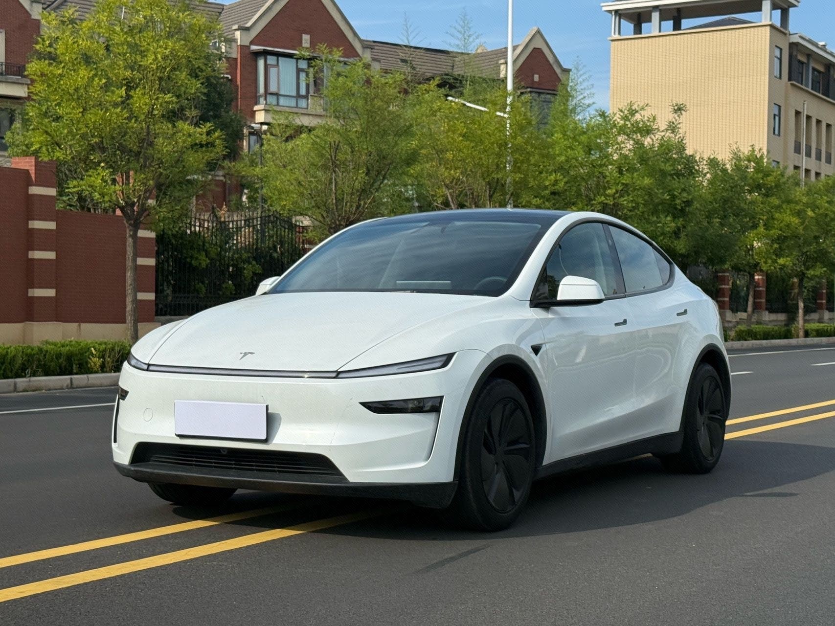 Tesla Model Y 2025 car image 