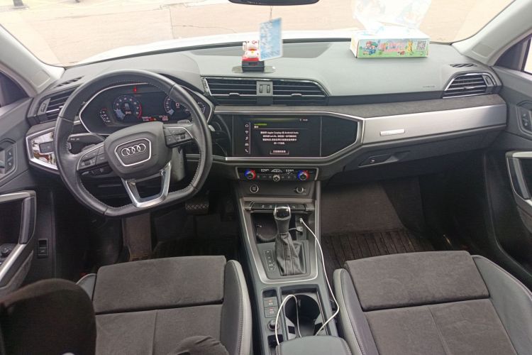 Audi Q3 2021 car image #12