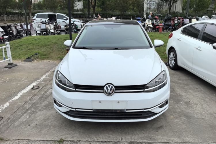 Volkswagen Golf 2018 car image #3