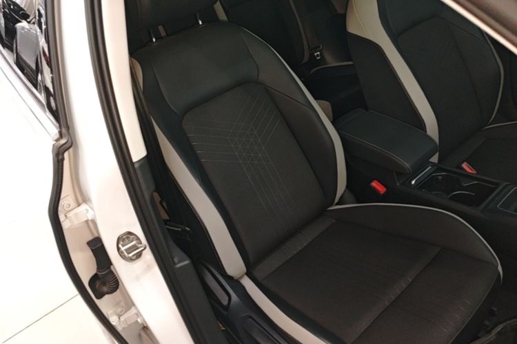 Volkswagen Golf 2022 car image #24