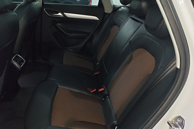 Audi Q3 2018 car image #13