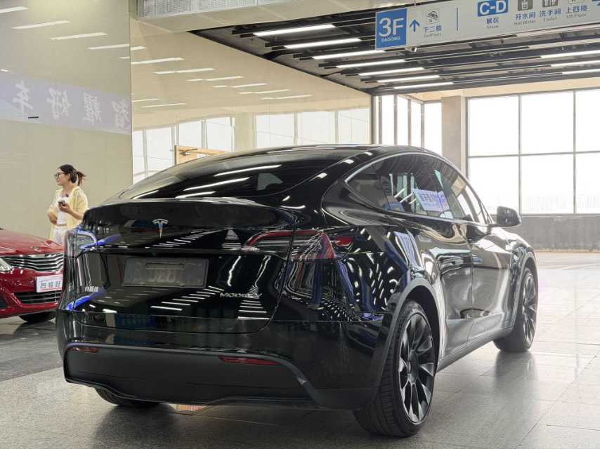 Tesla Model Y 2023 car image #8